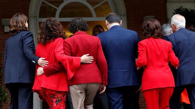 Los ministros del gobierno de Sánchez, tras su foto de familia en La Moncloa.