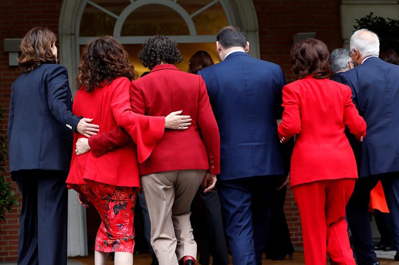 Los ministros del gobierno de Sánchez, tras su foto de familia en La Moncloa.