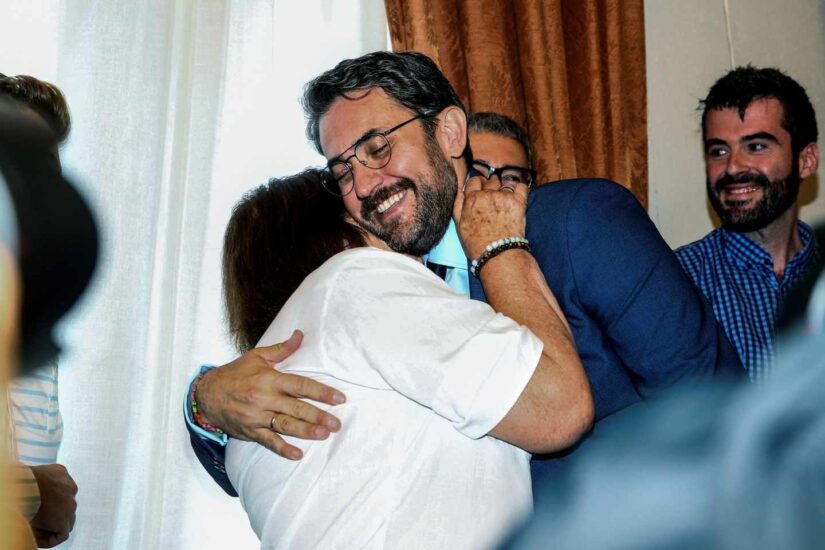 Màxim Huerta, ministro de Cultura, se abraza a su madre.