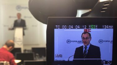 Alonso, sobre Aznar: "No está actualizado, vive alejadísimo de lo que piensan las bases del PP"