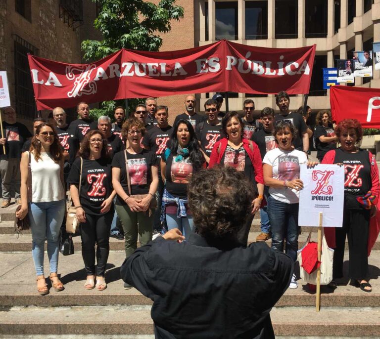 Los trabajadores de la Zarzuela se concentran ante el Ministerio para recibir a Màxim Huerta