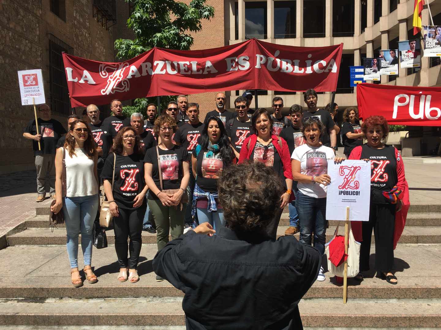 Los trabajadores de la Zarzuela se concentran ante el Ministerio para recibir a Màxim Huerta