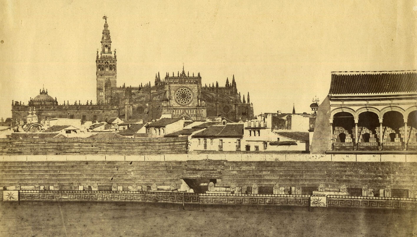 Interior de la plaza de toros y Catedral Sevilla