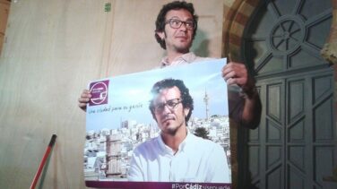 Kichi, el alcalde de Cádiz, se sienta en el banquillo "con toda la alegría del mundo"