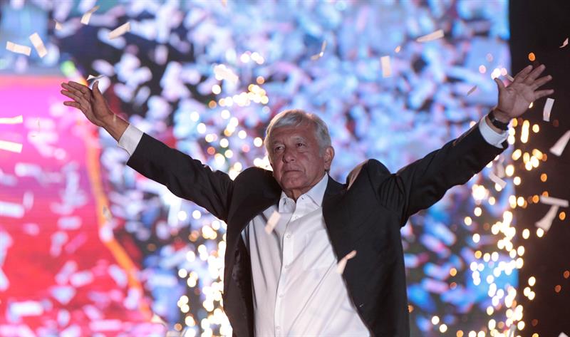 López Obrdor, candidato izqueridsta a la Presidencia, saluda a sus seguidores en el estadio Azteca de DF.