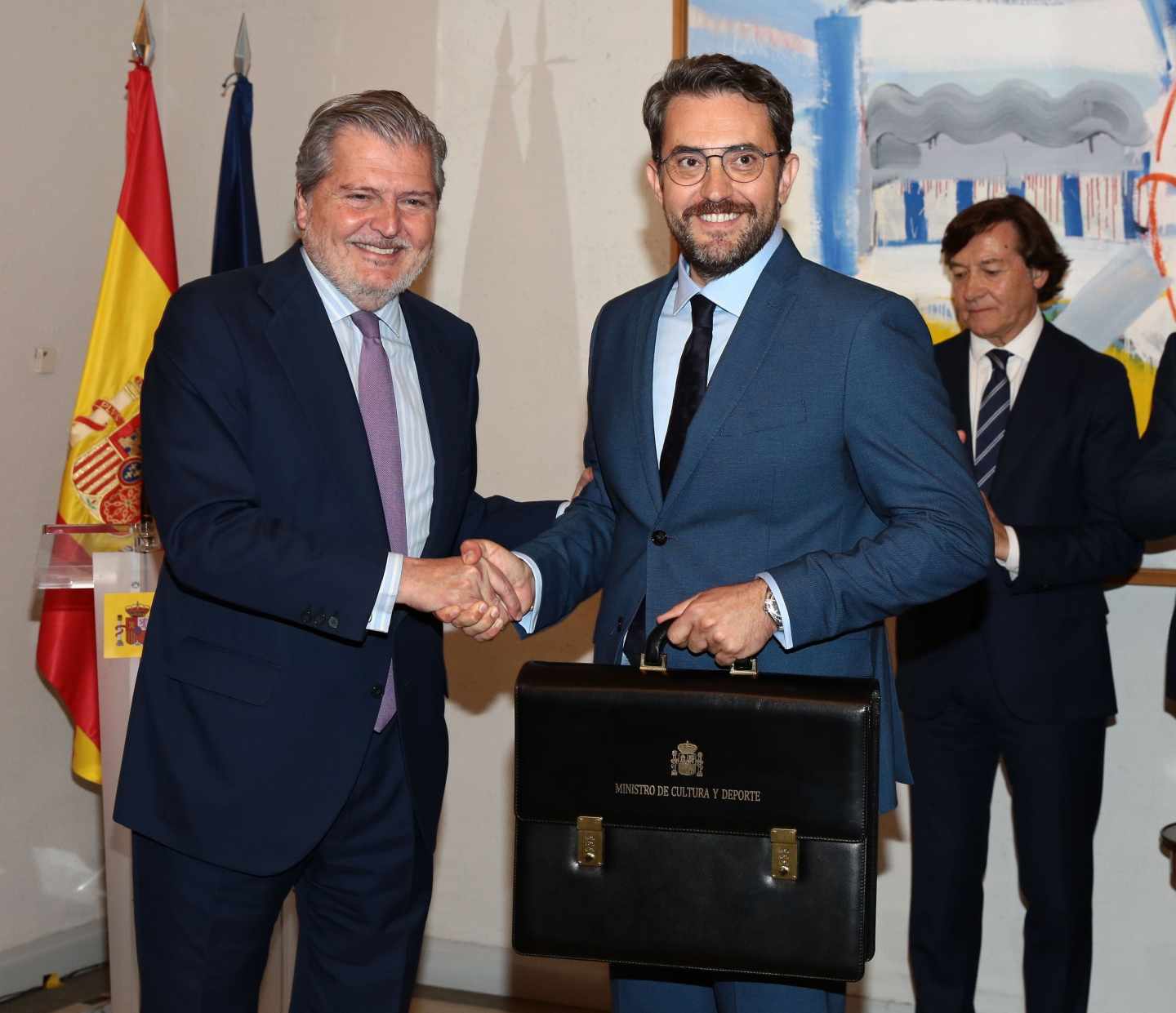 Íñigo Méndez de Vigo traspasa simbólicamente la cartera de Cultura a Màxim Huerta, que duró seis días en el cargo.