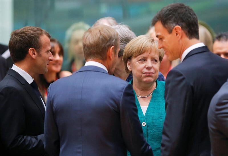 La canciller, Angela Merkel, rodeada por Pedro Sánchez, Donald Tusk y Emmanuel Macron.