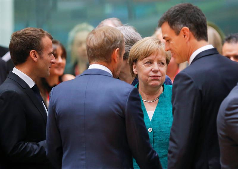 La canciller, Angela Merkel, rodeada por Pedro Sánchez, Donald Tusk y Emmanuel Macron.