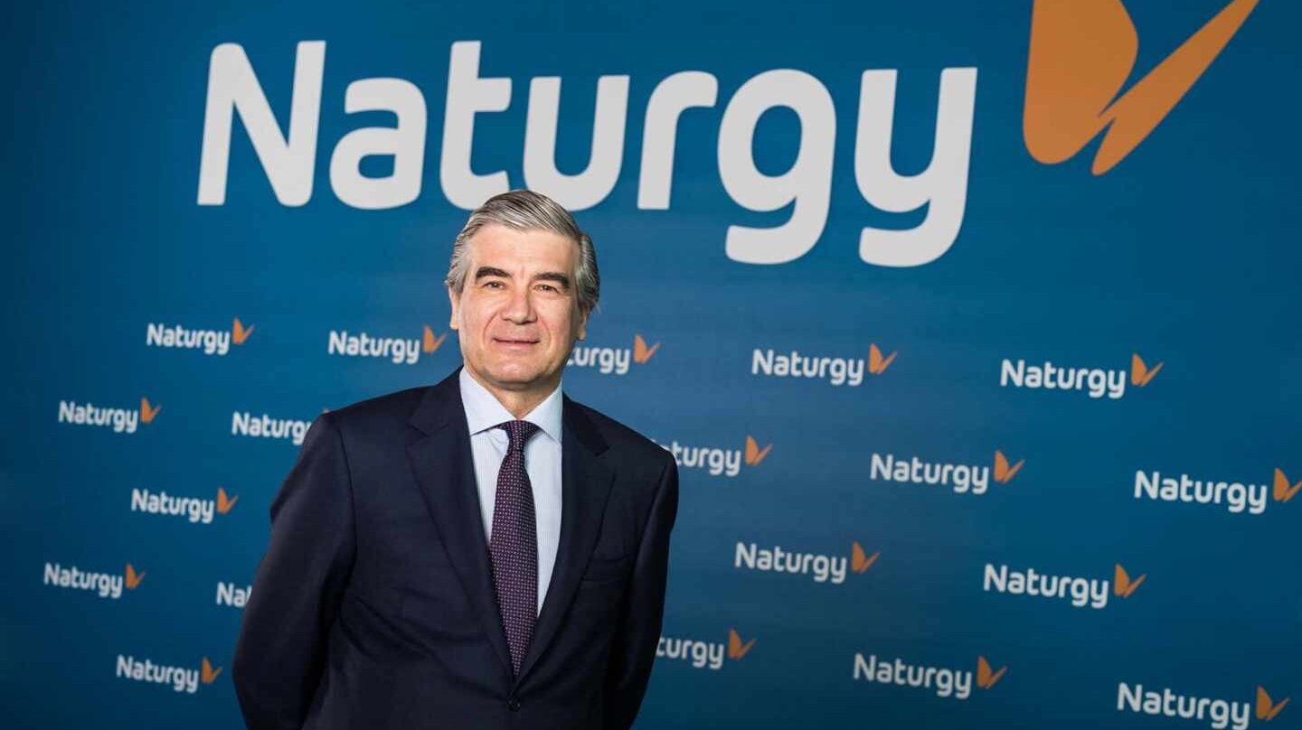 Francisco Reynés con el nuevo logo de Naturgy, ex Gas Natural Fenosa.