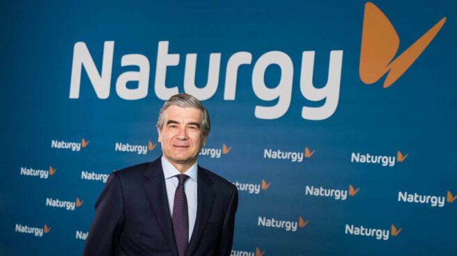 Francisco Reynés con el nuevo logo de Naturgy, ex Gas Natural Fenosa.