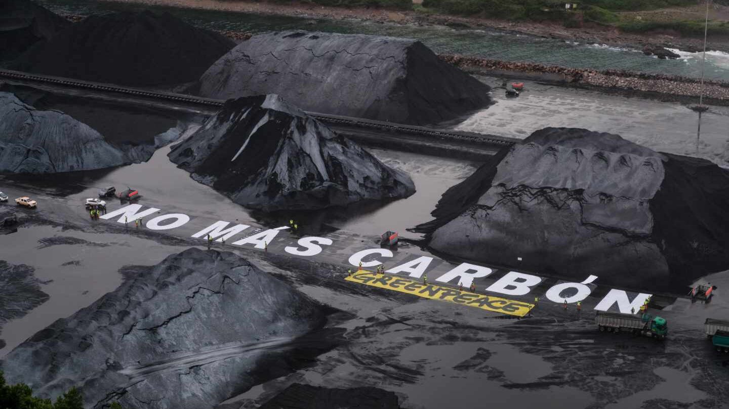 Acción del grupo ecologista Greenpeace contra el carbón.