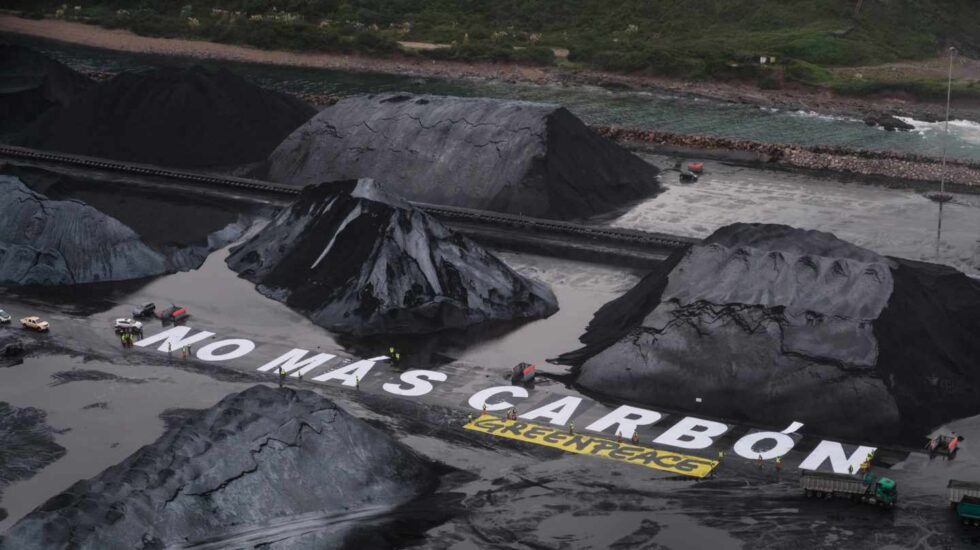 Acción del grupo ecologista Greenpeace contra el carbón.