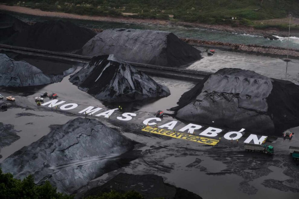 Acción del grupo ecologista Greenpeace contra el carbón.