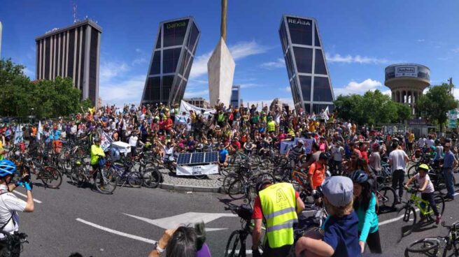 Panorámica de la manifestación ciclista en Castellana, a su llegada a la Plaza de Castilla.