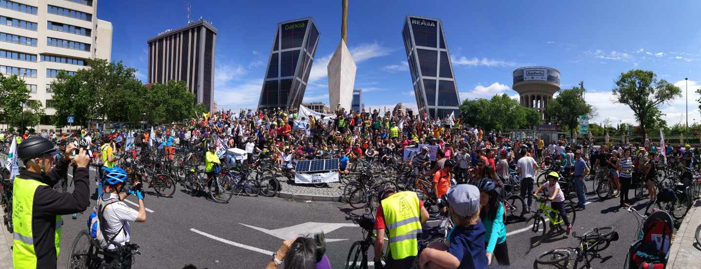 Panorámica de la manifestación ciclista en Castellana, a su llegada a la Plaza de Castilla.