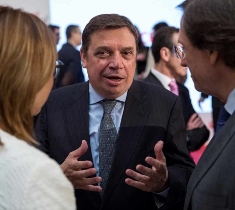 El Gobierno asegura que Planas "no tiene cuentas pendientes con la Justicia" pese a su imputación
