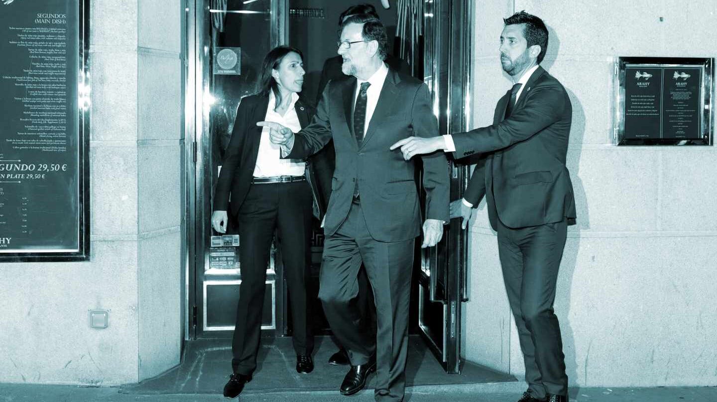 El presidente del Gobierno, Mariano Rajoy, a su salida de un restaurante cercano al Congreso donde se ha reunido durante varias horas con la mayoría de sus ministros, tras conocer que la moción de censura presentada contra él iba a prosperar debido al apoyo del PNV.