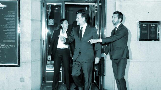 El presidente del Gobierno, Mariano Rajoy, a su salida de un restaurante cercano al Congreso donde se ha reunido durante varias horas con la mayoría de sus ministros, tras conocer que la moción de censura presentada contra él iba a prosperar debido al apoyo del PNV.