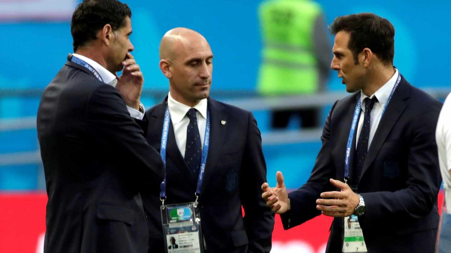 Luis Rubiales, presidente de la Federación de Fútbol, entre Hierro y Marchena.