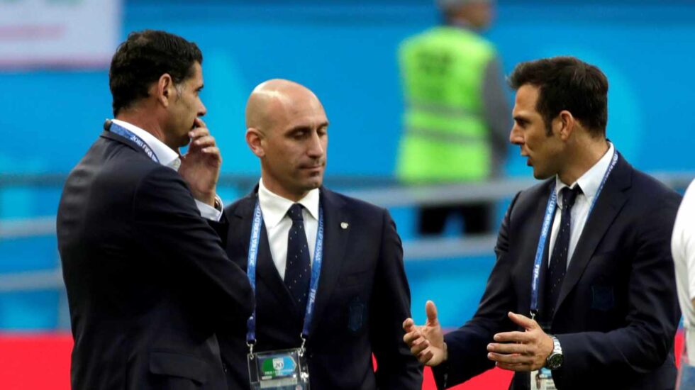 Luis Rubiales, presidente de la Federación de Fútbol, entre Hierro y Marchena.