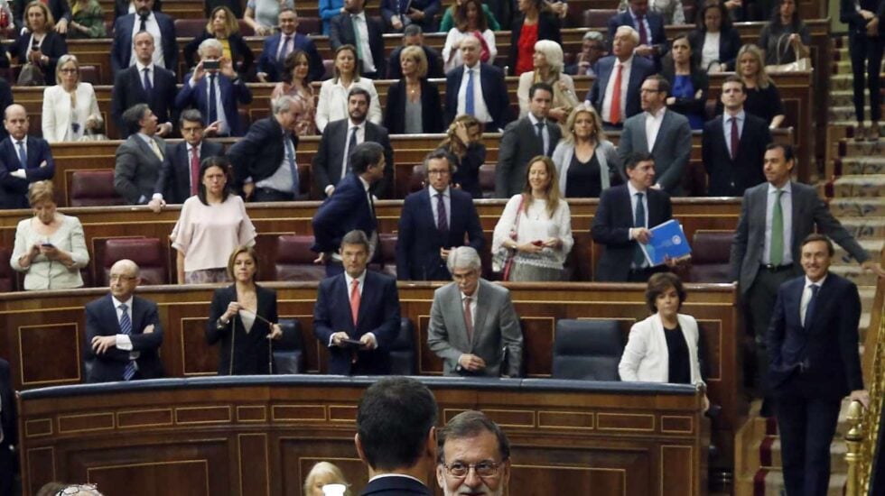 El secretario general del PSOE Pedro Sánchez, saluda al presidente del gobierno Mariano rajoy, en el hemiciclo del Congreso tras el debate de la moción de censura presentada por su partido.