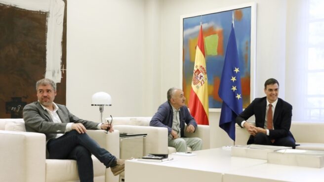 Pedro Sánchez recibe a los representantes sindicales en la Moncloa.