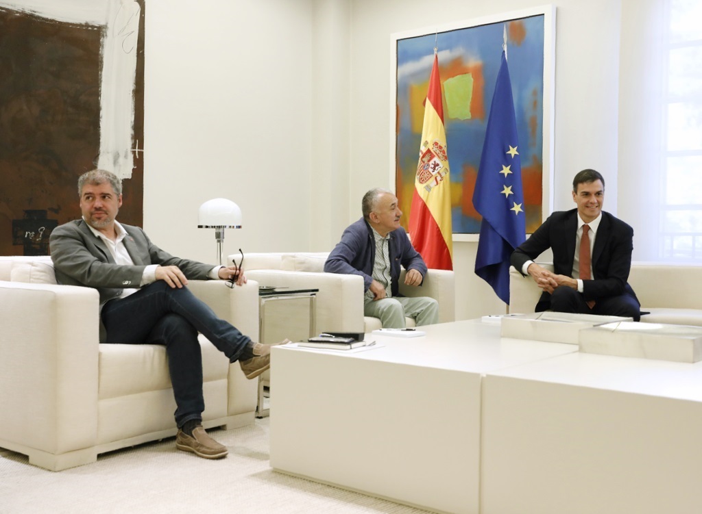 Pedro Sánchez recibe a los representantes sindicales en la Moncloa.