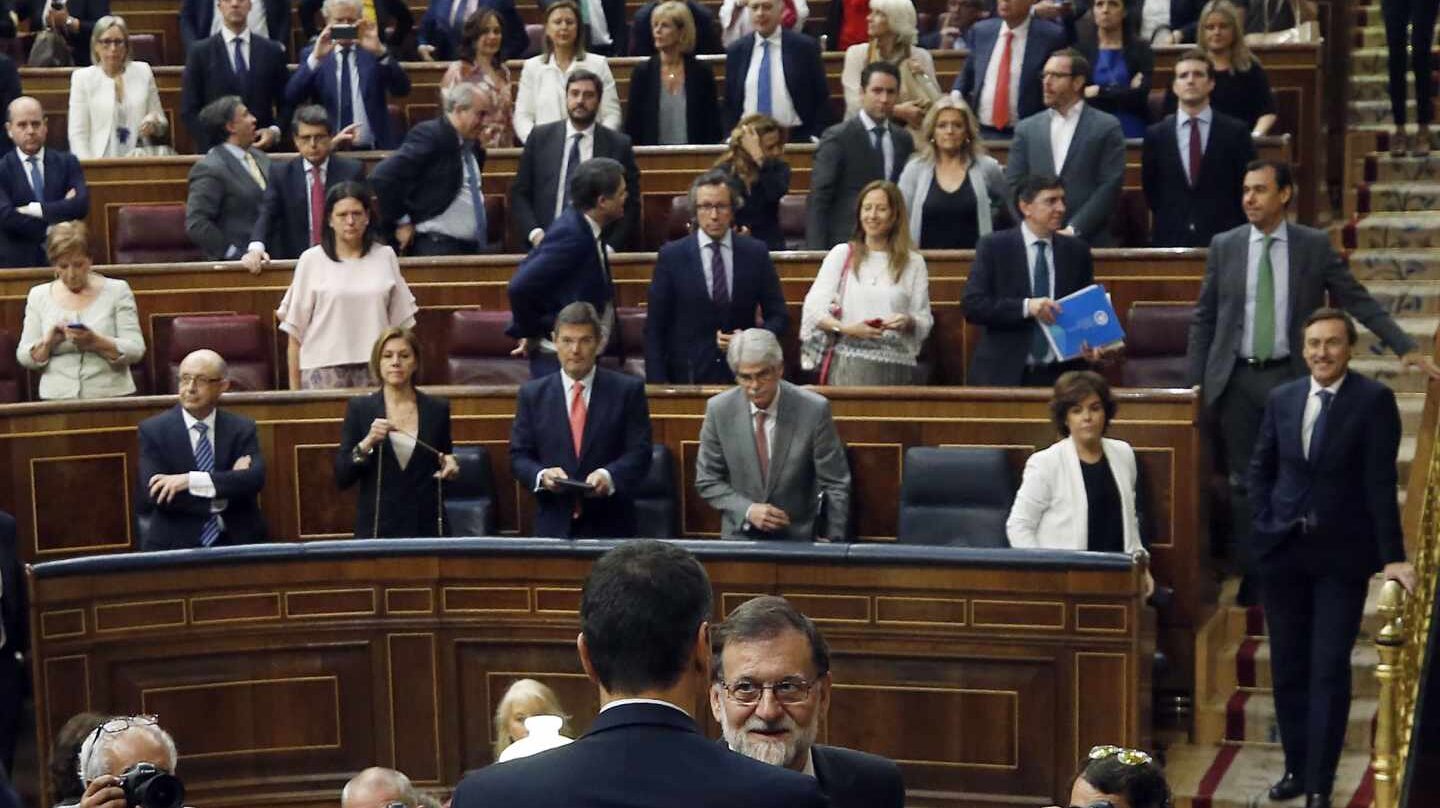 El secretario general del PSOE Pedro Sánchez, saluda al presidente del gobierno Mariano rajoy, en el hemiciclo del Congreso tras el debate de la moción de censura presentada por su partido.