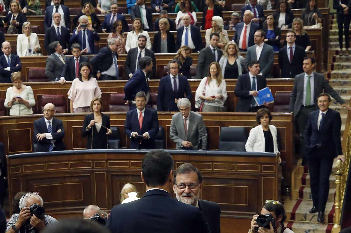 El secretario general del PSOE Pedro Sánchez, saluda al presidente del gobierno Mariano rajoy, en el hemiciclo del Congreso tras el debate de la moción de censura presentada por su partido.