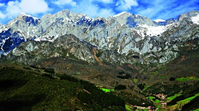 Vista aérea del valle y montañas de los Picos de Europa. Foto: Gonzalo Azumendi