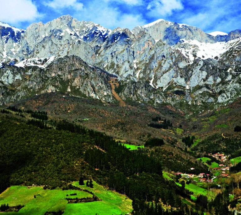 Un menor es clave en el rescate del holandés atrapado en una grieta de Picos de Europa