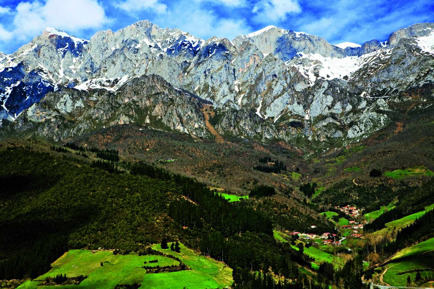 Un menor es clave en el rescate del holandés atrapado en una grieta de Picos de Europa