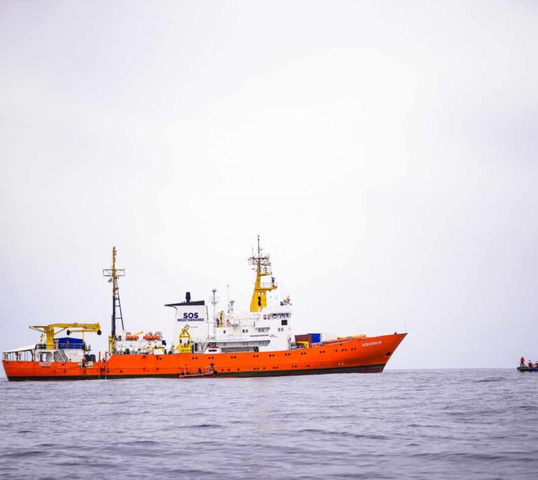 Italia también cierra sus puertos a los barcos militares que rescaten inmigrantes en el mar