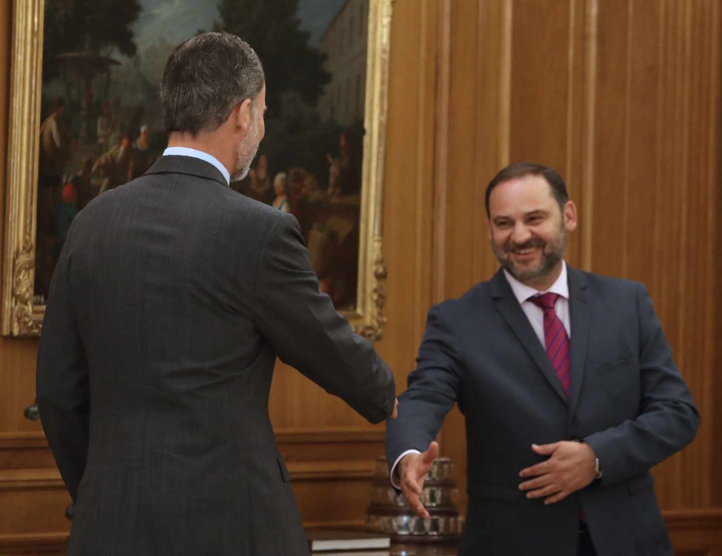 José Luis Ábalos saluda al Rey.