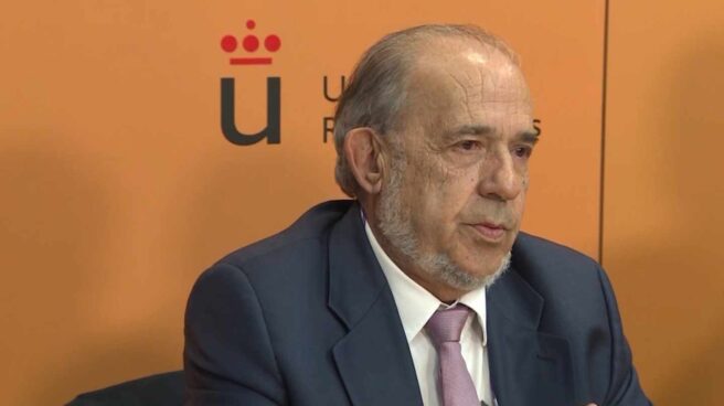 El director del máster de Cifuentes pagaba con la tarjeta de la Universidad sus comidas los fines de semana El catedrático Álvarez Conde, en la rueda de prensa ofrecida el día que estalló el escándalo del máster de Cifuentes.