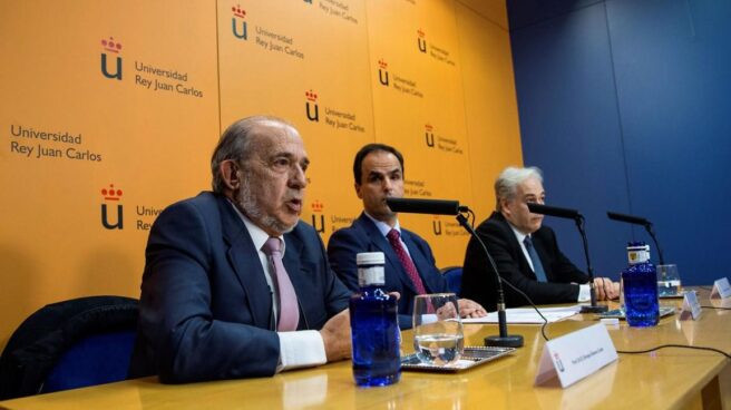 El catedrático Enrique Álvarez Conde (en primer plano) junto al rector de la URJC y el profesor Pablo Chico en la rueda de prensa ofrecida el pasado 21 de marzo.