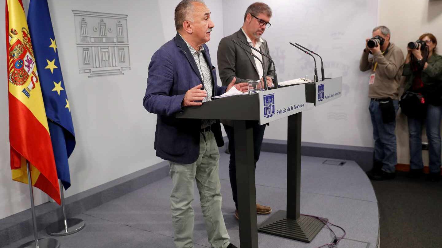 Los secretarios generales de CCOO y UGT, Unai Sordo y Pepe Álvarez, en rueda de prensa en Moncloa.