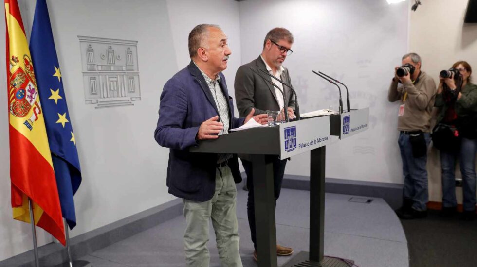 Los secretarios generales de CCOO y UGT, Unai Sordo y Pepe Álvarez, en rueda de prensa en Moncloa.