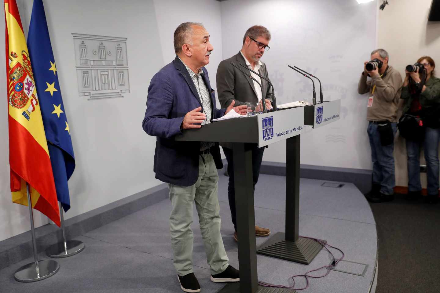 Los secretarios generales de CCOO y UGT, Unai Sordo y Pepe Álvarez, en rueda de prensa en Moncloa.