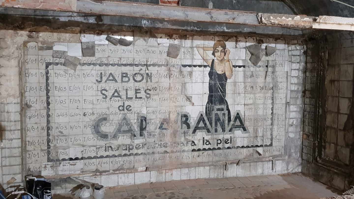 Anuncio de jabones oculto en la estación de Metro de Madrid 'Sevilla'