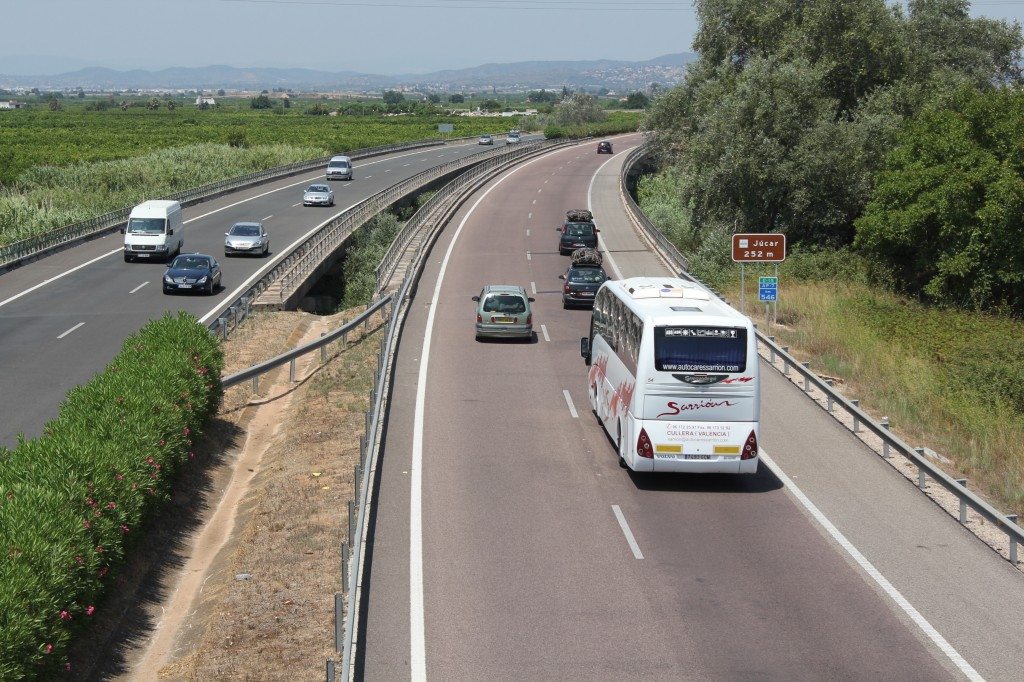 Vista de la AP-7 a su paso por Algemesí, en Valencia.