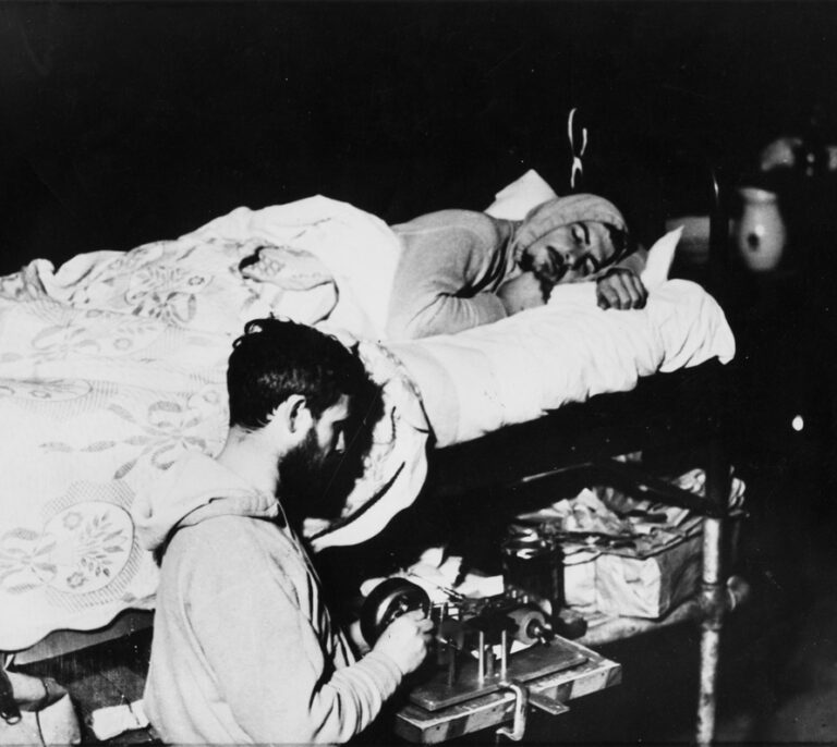 Cinco científicos que experimentaron con su propio cuerpo