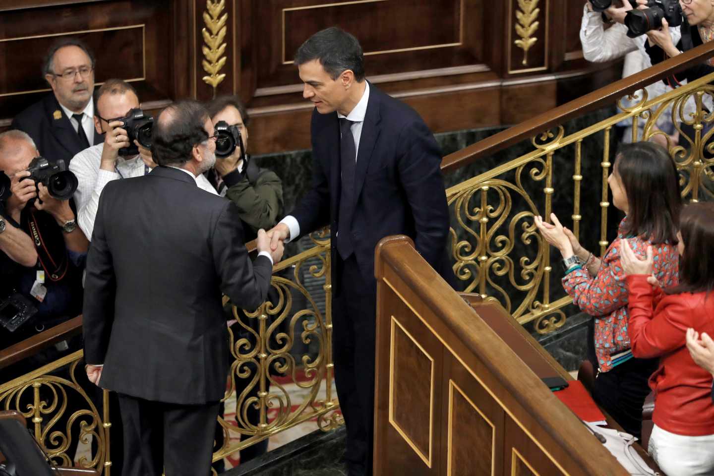 Mariano Rajoy felicita a Pedro Sánchez tras prosperar la moción de censura y convertirse en Presidente del Gobierno.