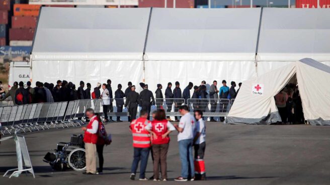 El Gobierno amplía a 45 días el permiso de estancia para los inmigrantes del Aquarius