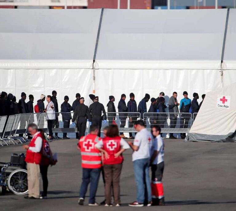 El Gobierno amplía a 45 días el permiso de estancia para los inmigrantes del Aquarius