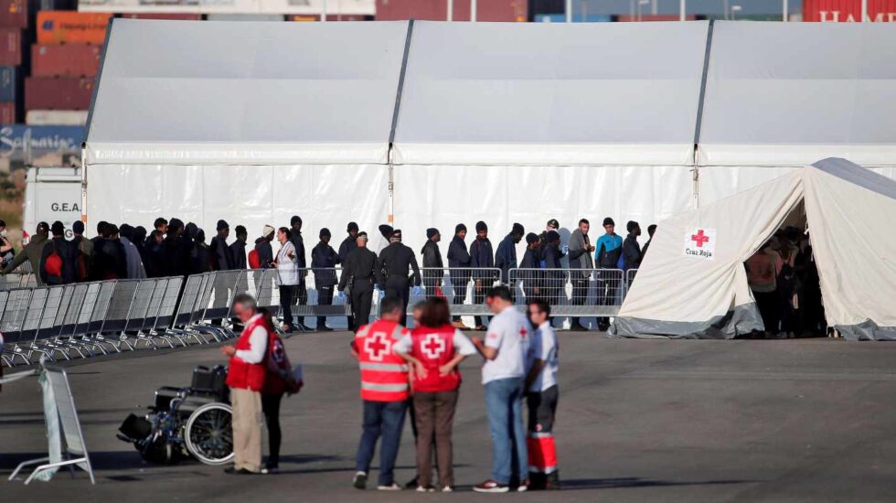 Los migrantes esperan a ser examinados por médicos.