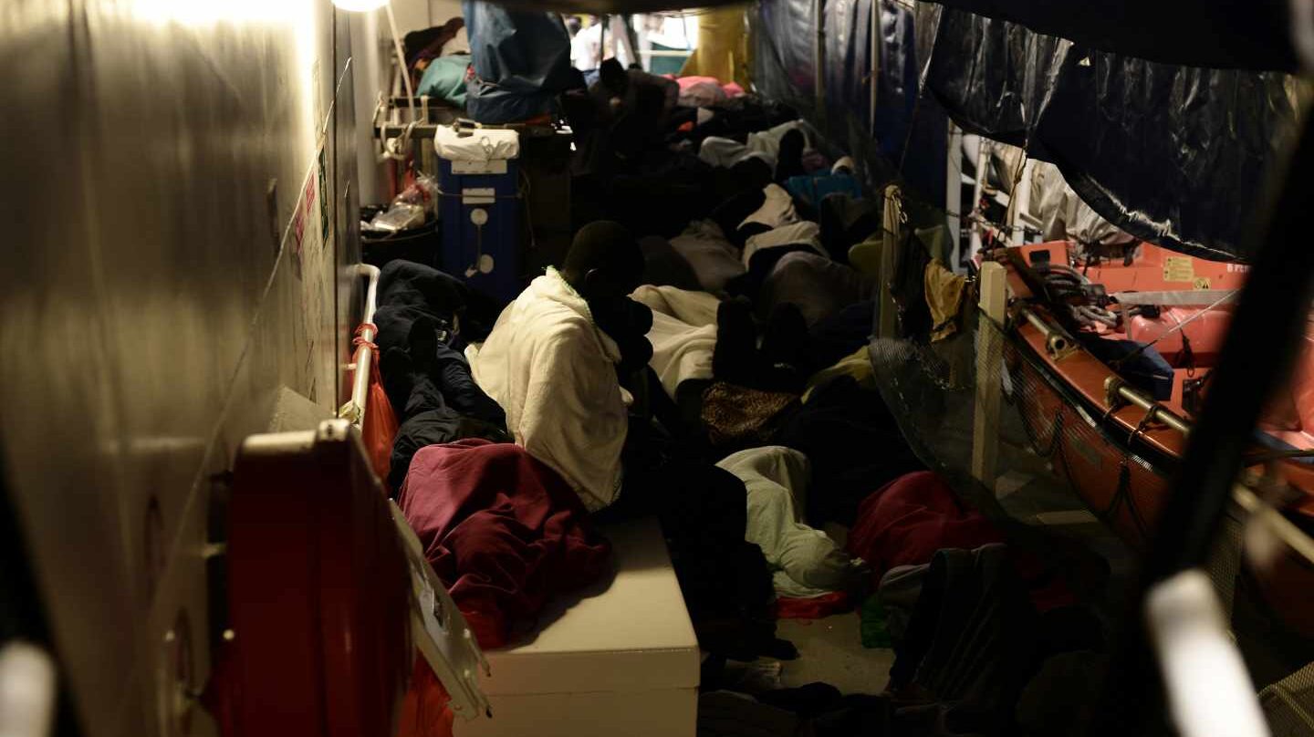 Inmigrantes a bordo del Aquarius, hacinados y durmiendo en el suelo del barco de Médicos sin Fronteras.