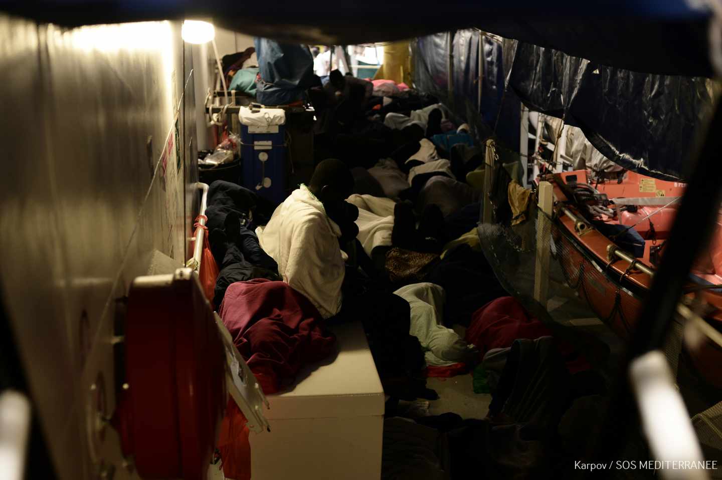 Inmigrantes a bordo del Aquarius, hacinados y durmiendo en el suelo del barco de Médicos sin Fronteras.
