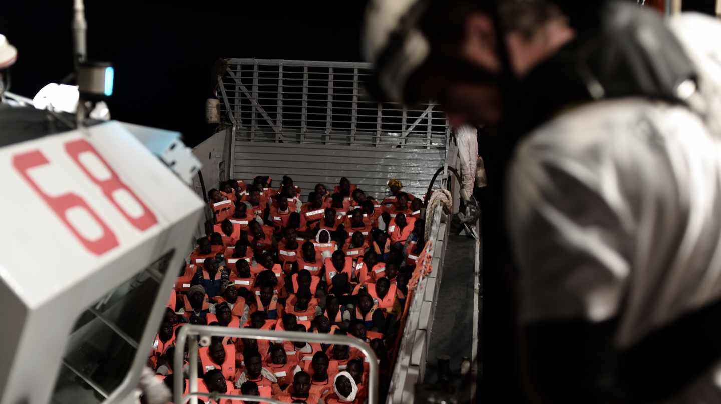 Inmigrantes a bordo del buque Aquarius, operado por SOS Mediterranee y Médicos sin Fronteras.