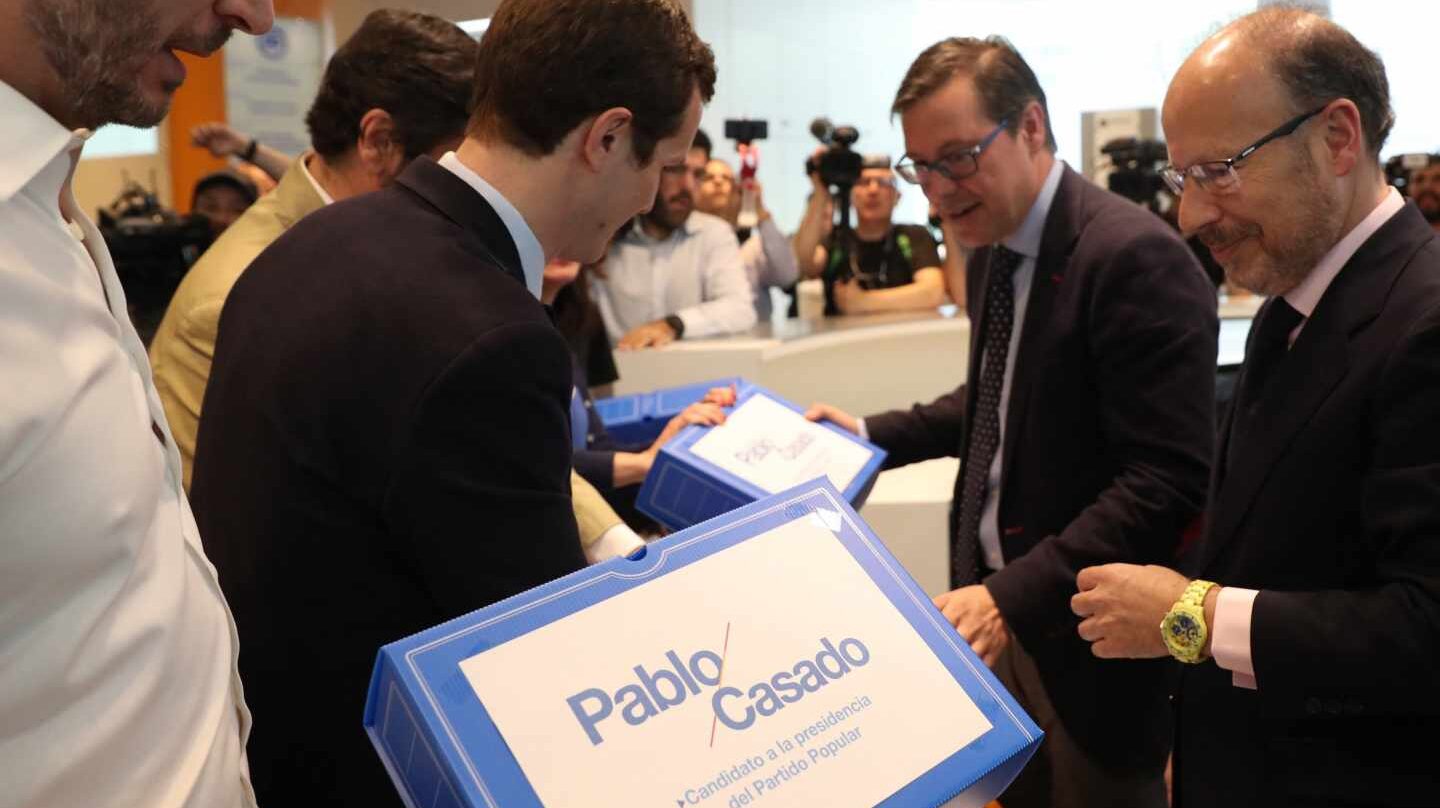 Pablo Casado, este miércoles entregando sus avales para las primarias del Partido Popular.